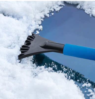 A remoção de neve utiliza ferramentas o raspador destacável do gelo da vassoura da neve para carros